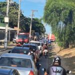 Carro colide com poste em Campos e motorista é encaminhado ao HFM