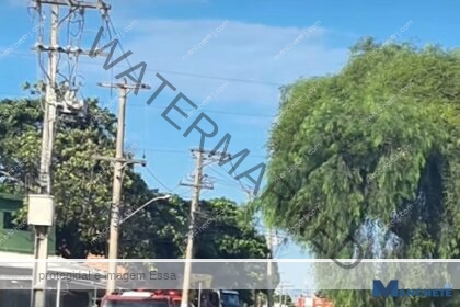 Carro colide com poste em Campos e motorista é encaminhado ao HFM