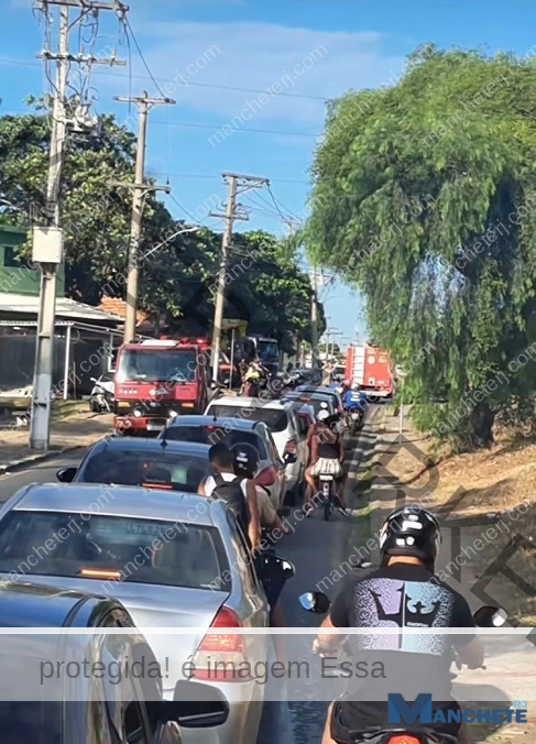 Carro colide com poste em Campos e motorista é encaminhado ao HFM