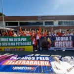 Funcionários da Petrobras iniciam greve de advertência com manifestações em Macaé