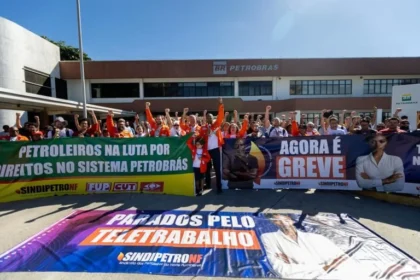 Funcionários da Petrobras iniciam greve de advertência com manifestações em Macaé