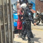 Homem é detido por populares após tentativa de assalto no Centro de Campos