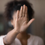 Mais de 3,4 mil mulheres foram vítimas de violência psicológica online no último ano