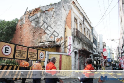 Defesa Civil interdita prédio em situação de risco na Rua Lacerda Sobrinho