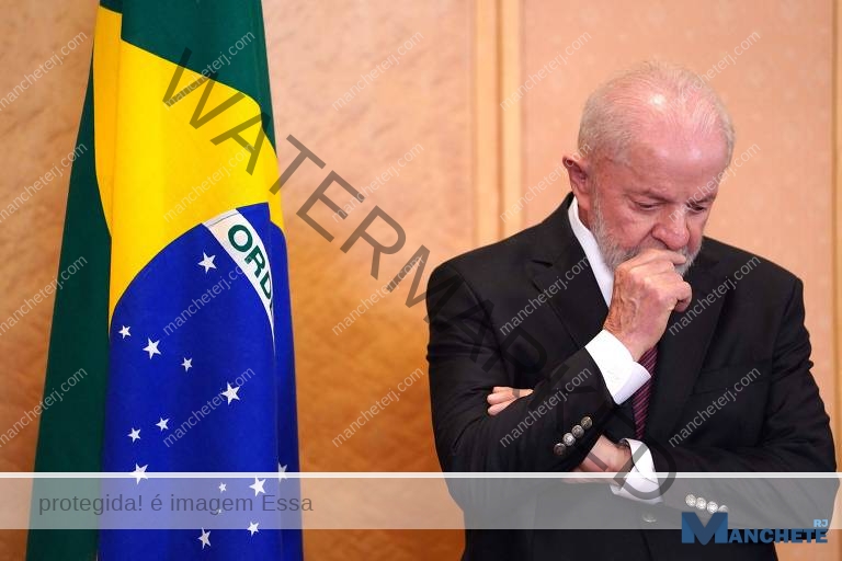 Desaprovação do governo Lula sobe sete pontos e chega a 56%, diz pesquisa