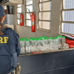 PRF prende três pessoas dentro de carro com grande quantidade de maconha e lança-perfume, em Campos