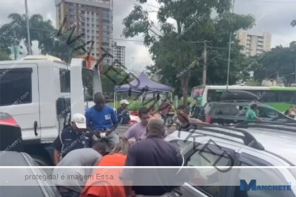 Grávida desmaia após ver moto do companheiro sendo apreendida em Campos; homem foi detido após retirar veículo do reboque