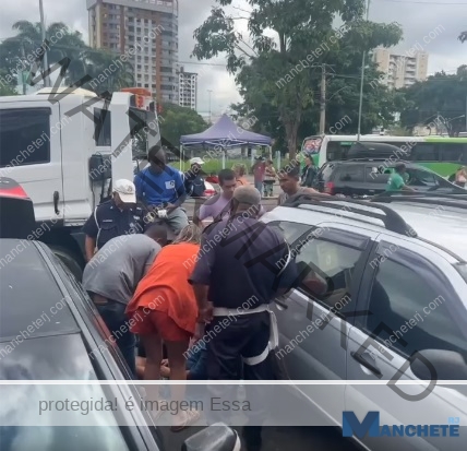 Grávida desmaia após ver moto do companheiro sendo apreendida em Campos; homem foi detido após retirar veículo do reboque