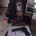 Homem é preso após ameaçar de morte e agredir filha com tapas e golpes de muleta, em SFI