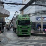 Enel informa que energia foi restabelecida em área onde carreta atingiu poste no Centro de Campos