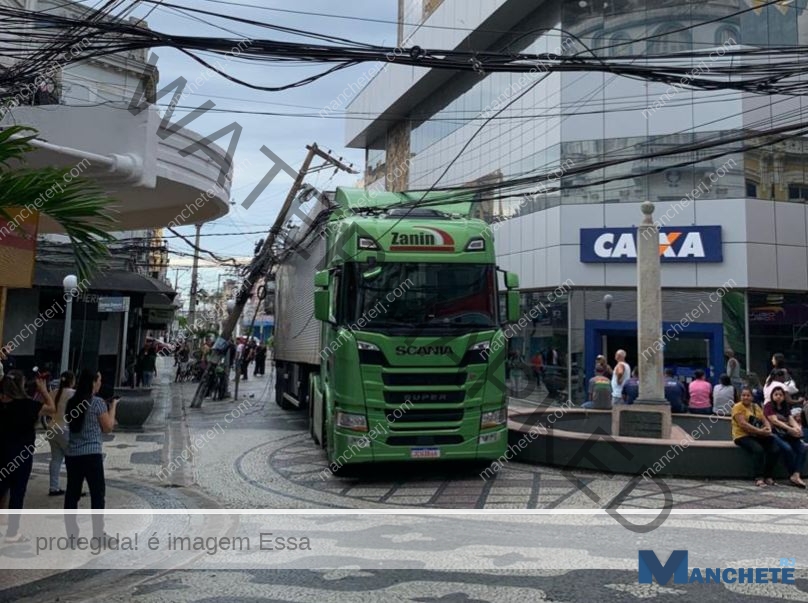 Enel informa que energia foi restabelecida em área onde carreta atingiu poste no Centro de Campos