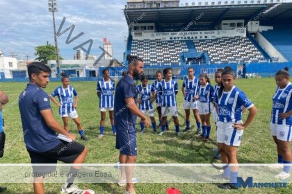 Goytacaz apresenta elenco profissional do futebol feminino