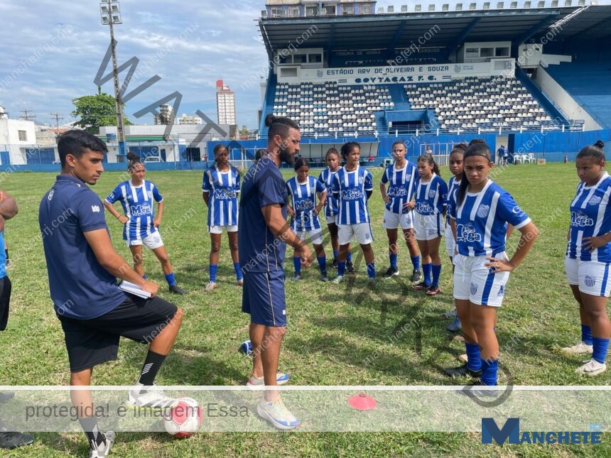 Goytacaz apresenta elenco profissional do futebol feminino