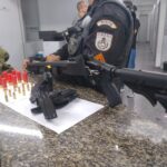 Pai e filho são detidos após denúncia de disparos com arma de fogo em Campos
