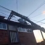 Moradores de Tocos estão sem energia após queda de postes durante temporal