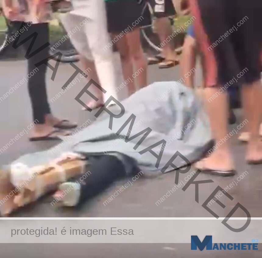 Mulher fica ferida após cair de moto na BR-101, em Campos