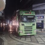 Caminhão bate em poste no Calçadão do Centro e deixa vários bairros sem luz em Campos