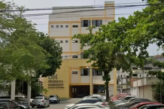 Traficantes abrem fogo em templo evangélico, e mulher morre baleada no Rio