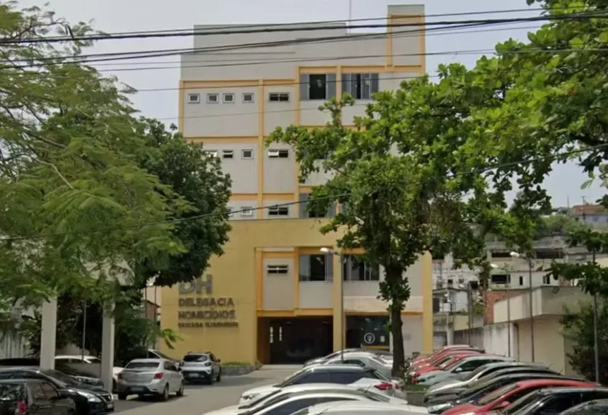 Traficantes abrem fogo em templo evangélico, e mulher morre baleada no Rio