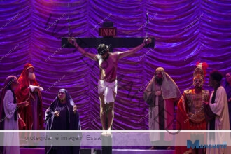 Grupo Sacro Dom Carlos Alberto Navarro emociona o público com “Jesus, O Peregrino da Esperança” no Teatro Trianon em Campos