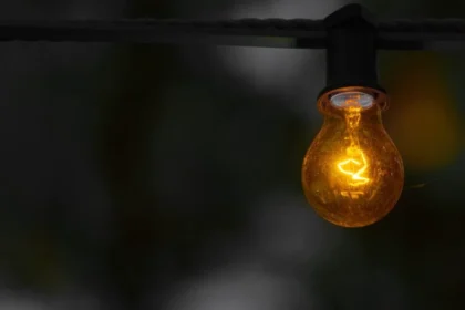 Conta de luz terá bandeira amarela em maio e consumidores terão custo extra