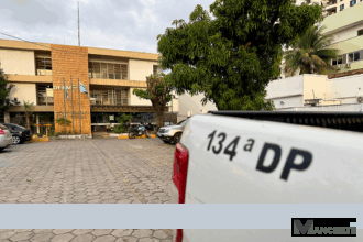 Criminosos assaltam e incendeiam casa na Baixada Campista; TV furtada seria usada para abater dívida