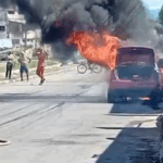 Carro pega fogo em frente ao Cemitério do Caju em Campos; bombeiros contêm chamas