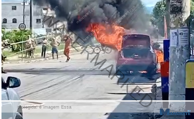 Carro pega fogo em frente ao Cemitério do Caju em Campos; bombeiros contêm chamas