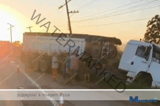 Acidente entre carro e caminhão deixa dois feridos na BR-356