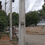 Uma semana após morte de homens eletrocutados em Campos, Enel realiza troca de postes no bairro