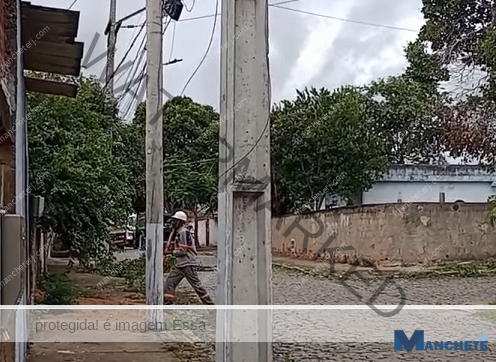 Uma semana após morte de homens eletrocutados em Campos, Enel realiza troca de postes no bairro