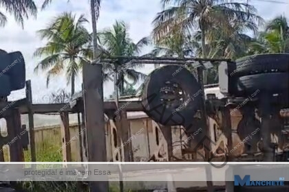 Carga transportada por carreta tomba na BR-356, entre Campos e São João da Barra