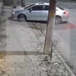 Imagens mostram bandido furtando Corolla e televisão dentro da garagem de residência em Campos