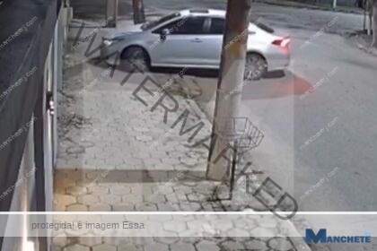 Imagens mostram bandido furtando Corolla e televisão dentro da garagem de residência em Campos