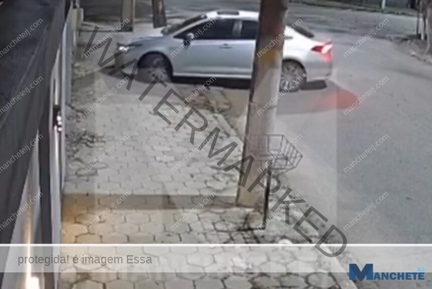 Imagens mostram bandido furtando Corolla e televisão dentro da garagem de residência em Campos