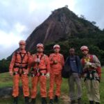Bombeiros resgatam homem que subiu montanha em Campos para fazer oração