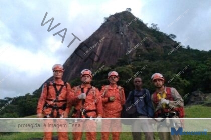 Bombeiros resgatam homem que subiu montanha em Campos para fazer oração