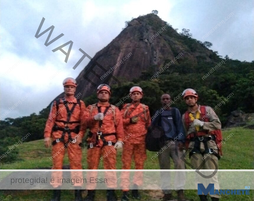 Bombeiros resgatam homem que subiu montanha em Campos para fazer oração