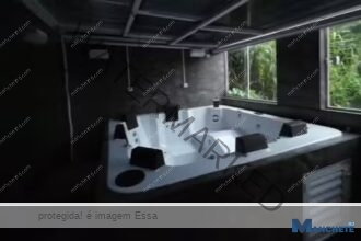Polícia encontra casa de luxo com hidro, piscina e churrasqueira durante operação em comunidade no Rio