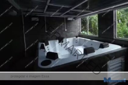 Polícia encontra casa de luxo com hidro, piscina e churrasqueira durante operação em comunidade no Rio