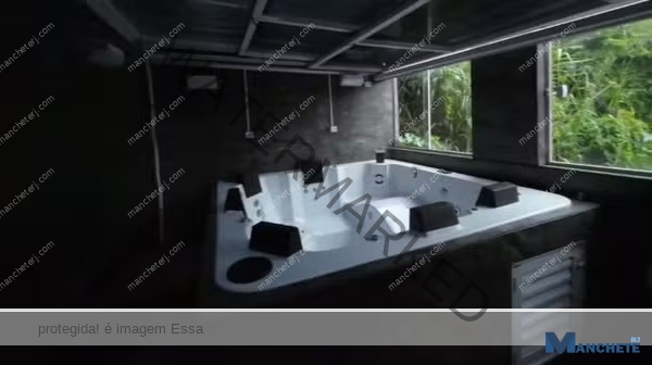 Polícia encontra casa de luxo com hidro, piscina e churrasqueira durante operação em comunidade no Rio