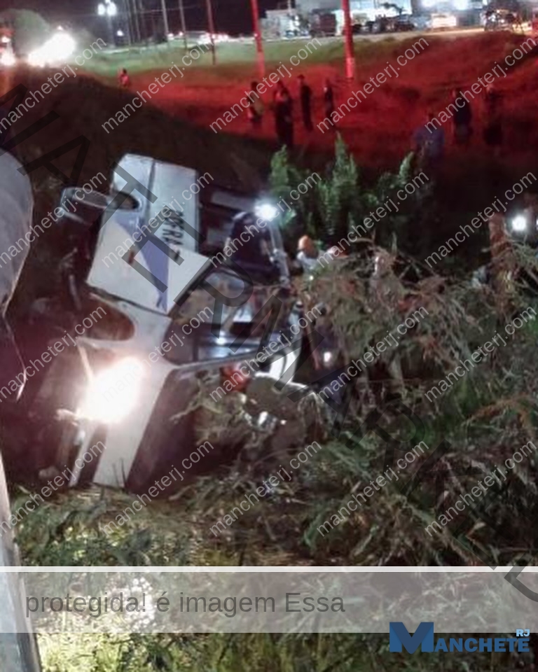Ônibus com trabalhadores de Campos tomba em Macaé e deixa cinco feridos