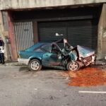 Idoso fica gravemente ferido após colisão com poste em Campos