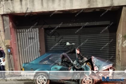 Idoso fica gravemente ferido após colisão com poste em Campos