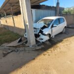 Colisão entre carro e poste deixa três homens feridos em Campos