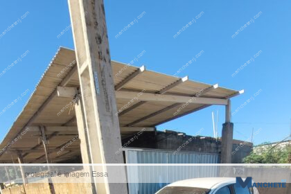 Colisão entre carro e poste deixa três homens feridos em Campos