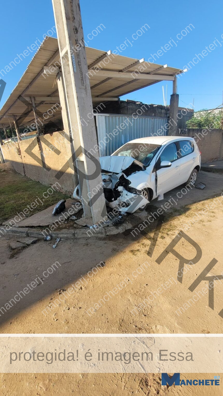 Colisão entre carro e poste deixa três homens feridos em Campos