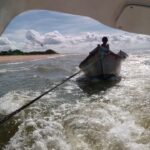 Embarcação com dois homens afunda em Atafona