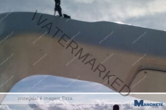 Embarcação com dois homens afunda em Atafona