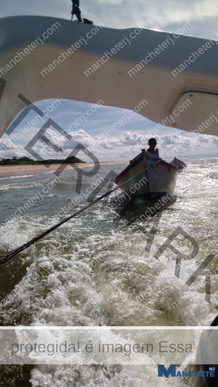 Embarcação com dois homens afunda em Atafona